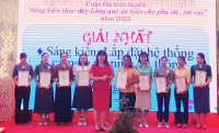 Chủ tịch Hội LHPN tỉnh Trần Thị Thanh Hà trao giải cho những sáng kiến ấn tượng của Cuộc thi “Sáng kiến thúc đẩy mô hình Làng quê an toàn cho phụ nữ và trẻ em”