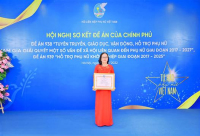 Chị Nguyễn Thị Quyên vinh dự được Trung ương Hội LHPN Việt Nam tặng bằng khen vì có thành tích trong thực hiện Đề án 938
