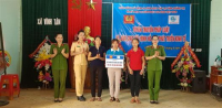 Hội Phụ nữ Cảnh sát nhân dân bàn giao mô hình hỗ trợ phát triển kinh tế tại xã Vĩnh Tân, huyện Vĩnh Linh -Ảnh: D.T