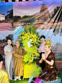 Thường trực Hội LHPN tỉnh gửi lẵng hoa tươi thắm đến Ni trưởng Thích Nữ Thông Mẫn, Trụ trì Chùa Long Hưng, xã Hải Phú, huyện Hải Lăng