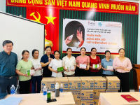 Đồng chí Nguyễn Thị Quế Phượng – Phó Chủ tịch Thường trực Hội LHPN tỉnh trao tặng bóng đèn Led cho hội viên phụ nữ