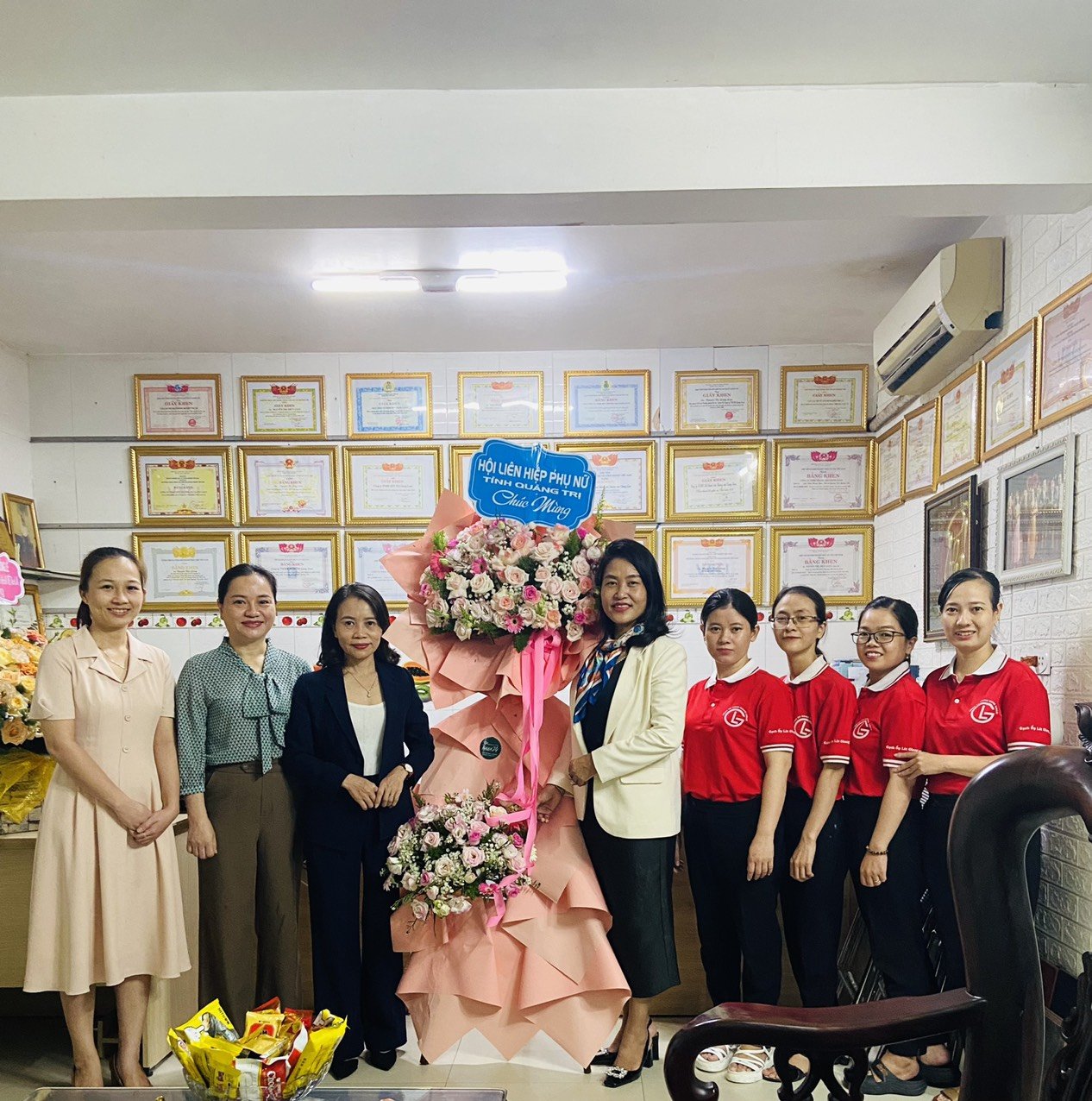 Phó Chủ tịch Hội LHPN tỉnh Trần Thị Thúy Nga đến thăm, tặng hoa chúc mừng CLB Doanh nghiệp nữ thị xã Quảng Trị.