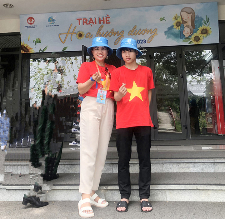Chị Luận và con đỡ đầu chụp hình lưu niệm tại sự kiện Trại hè “Hoa hướng dương” cho trẻ mồ côi năm 2023 - Ảnh: NVCC