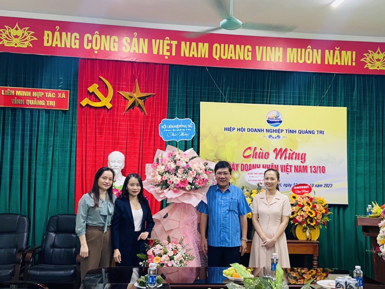 Phó Chủ tịch Hội LHPN tỉnh Trần Thị Thúy Nga đến thăm, tặng hoa  chúc mừng Hiệp hội Doanh nghiệp tỉnh Quảng Trị