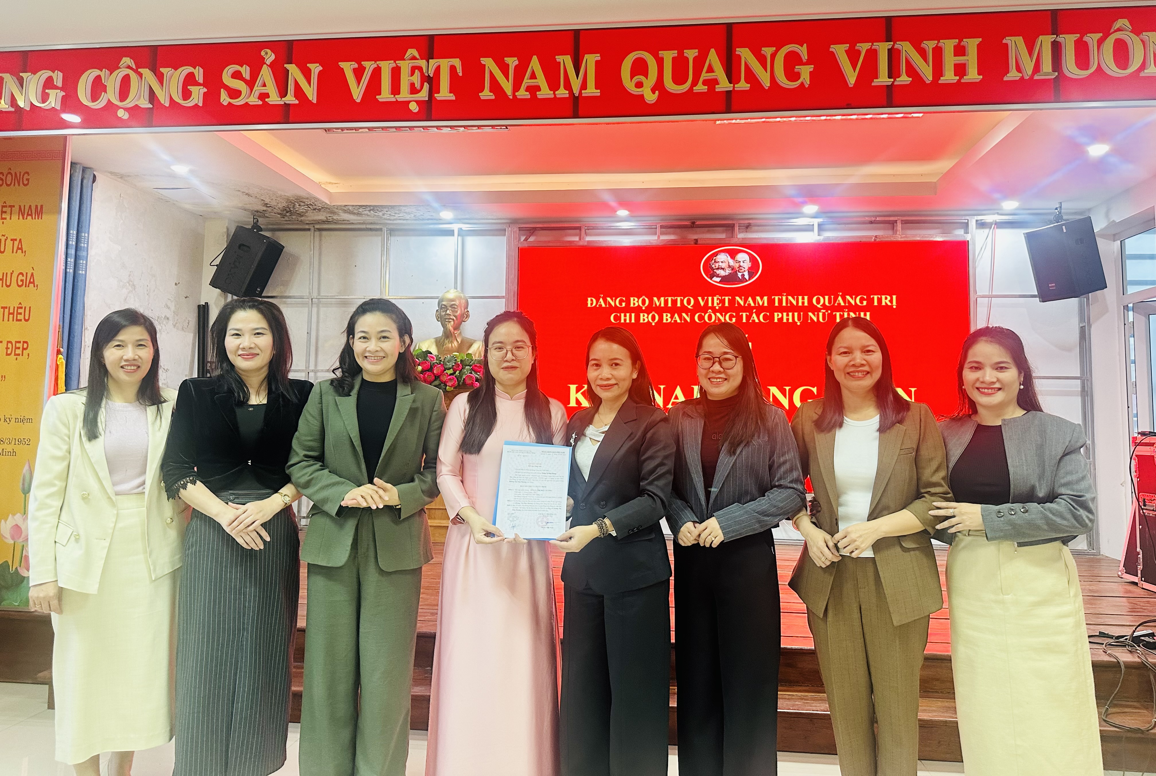 LỄ KẾT NẠP ĐẢNG VIÊN MỚI