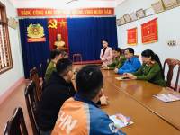 Phó Chủ tịch Hội LHPN tỉnh Trần Thị Thúy Nga thăm hỏi, động viên phụ nữ, thanh niên có hoàn cảnh đặc biệt khó khăn vừa chấp hành xong án phạt tù