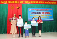 Ngân hàng Nông nghiệp và PTNT huyện Triệu Phong trao kinh phí nhận đỡ đầu 3 trẻ mồ côi