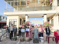 Hội LHPN thành phố Đông Hà trao con giống, phương tiện sinh kế cho hội viên có hoàn cảnh khó khăn