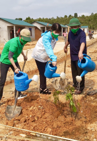 Lãnh đạo Hội LHPN tỉnh, Tổ chức PeaceTrees Việt Nam, lãnh đạo huyện Hướng Hóa trồng cây Vải thiều tại khu tái định cư thôn Ra ly, xã Hướng Sơn, huyện Hướng Hóa