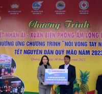Phó Chủ tịch Hội LHPN tỉnh Quảng Trị Trần Thị Thúy Nga trao bảng hỗ trợ cho Nhân dân 2 xã Tà Long, Ba Nang (huyện Đakrông)
