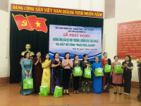 Trao tặng cho các chi hội phụ nữ thuộc các ngành hàng 3 ngôi nhà xanh, 100 kg túi thân thiện với môi trường và 5 thùng đựng rác thải