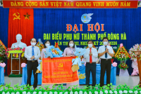 Trao bức trướng của Ban chấp hành Đảng bộ thành phố Đông Hà cho Hội LHPN thành phố Đông Hà mang dòng chữ: “Đoàn kết, đổi mới, sáng tạo, khát vọng phát triển