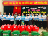 Hội LHPN thành phố Đông Hà trao tặng  mô hình “Ngôi nhà xanh”, thùng đựng rác thải, làn nhựa đi chợ cho hội viên phụ nữ nghèo