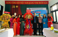 Ảnh 1: Đồng chí Nguyễn Đăng Quang, PBT thường trực Tỉnh ủy, Chủ tịch Hội đồng Nhân dân tỉnh tặng hoa cho Hội LHPN tỉnh