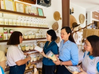 CHỦ TỊCH HỘI LHPN TỈNH THĂM CÁC MÔ HÌNH TIÊU BIỂU VÀ LÀM VIỆC VỚI HỘI LHPN CÁC PHƯỜNG PHÍA NAM QUẢNG TRỊ
