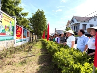 CHỦ TỊCH HỘI LHPN TỈNH THĂM CÁC MÔ HÌNH TIÊU BIỂU VÀ LÀM VIỆC VỚI HỘI LHPN CÁC PHƯỜNG