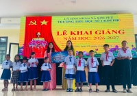 HỘI LHPN TỈNH NHẬN ĐỠ ĐẦU 10 TRẺ EM MỒ CÔI, CÓ HOÀN CẢNH KHÓ KHĂN TẠI XÃ KIM PHÚ