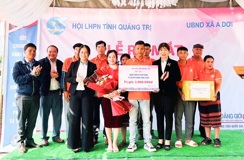 Lãnh đạo Hội LHPN tỉnh tặng quà cho mô hình “Tổ truyền thông cộng đồng” tại xã A Dơi, huyện Hướng Hóa - Ảnh: HUYỀN TRANG