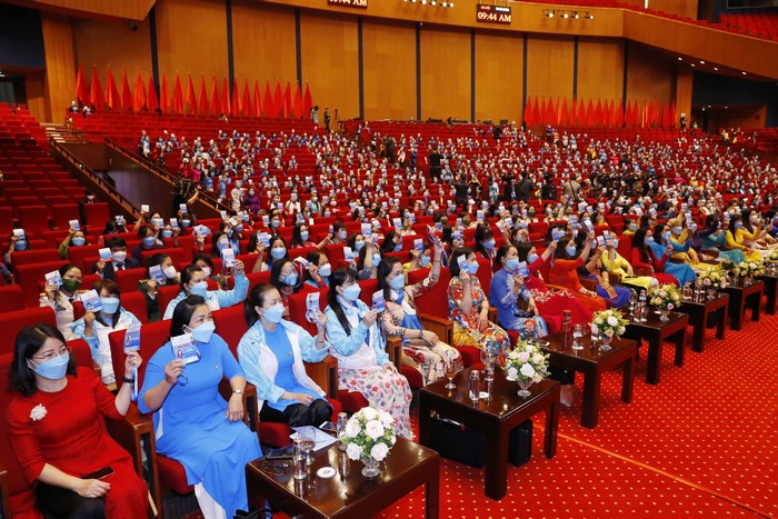 Các đại biểu biểu quyết tán thành thông qua Nghị quyết Đại hội đại biểu phụ nữ toàn quốc lần thứ XIII