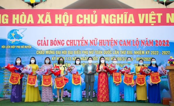 Các đội bóng chuyền nữ nhận hoa và cờ lưu niệm của ban tổ chức giải