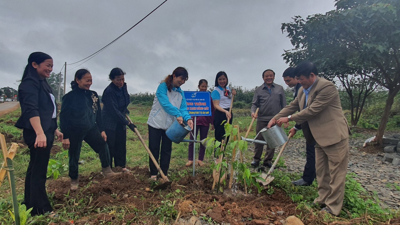 Chủ tịch Hội LHPN tỉnh Trần Thị Thanh Hà tham gia trồng cây xanh tại xã Linh Hải- Ảnh: L.N