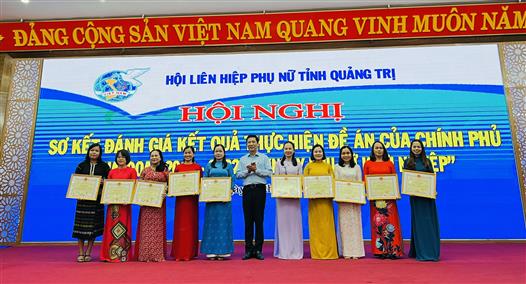 Phó Chủ tịch UBND tỉnh Hoàng Nam trao Kỷ niệm chương “Vì sự phát triển của phụ nữ Việt Nam” cho các cá nhân - Ảnh: L.N