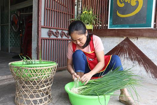 Chị Hồng chuẩn bị nguyên liệu để nấu đồ ăn sáng