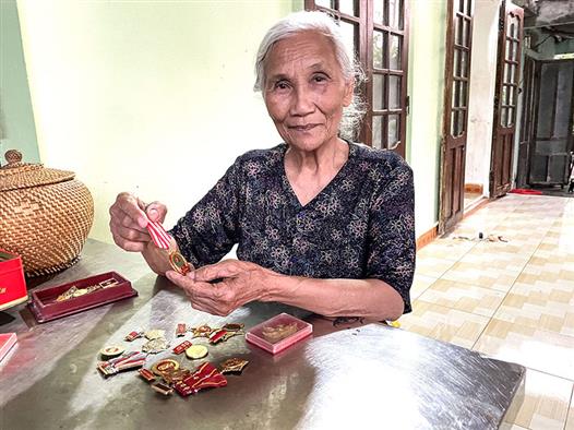 Bà Trần Thị Lành tự hào với những tấm huân chương được tặng trong quá trình tham gia giải phóng quê hương