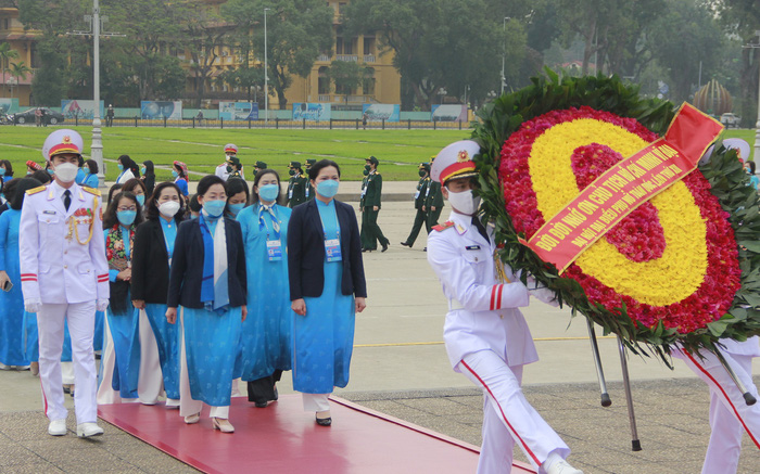 Vòng hoa của đoàn vào lăng viếng Bác mang dòng chữ "Đời đời nhớ ơn Chủ tịch Hồ Chí Minh vĩ đại"