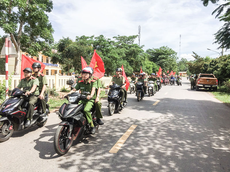 Hội LHPN tỉnh phối hợp với Công an huyện Hướng Hóa tổ chức diễu hành tuyên truyền về phòng, chống tội phạm vùng biên giới